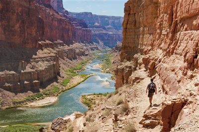 Wanderer im Grand Canyon mit Colorado River